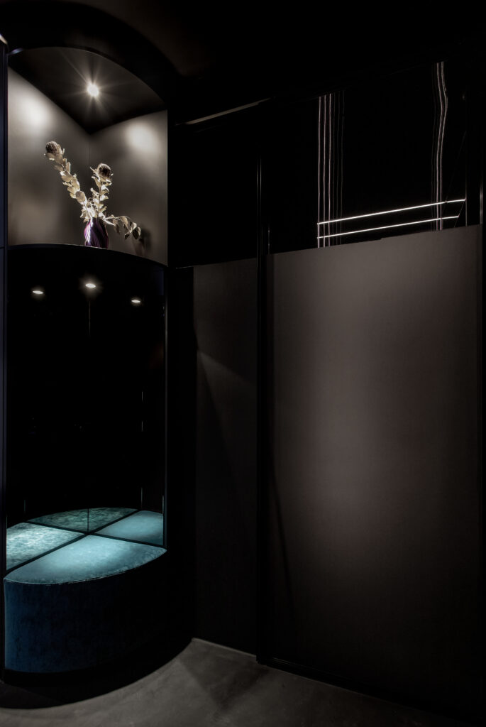 Tunnel seat in The Circle Berlin apartment for lovers.